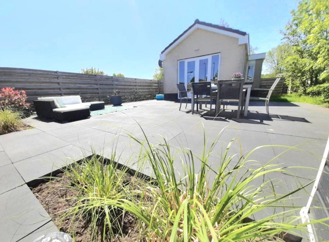 Huisje Britt Met Grote Tuin En Veel Privacy Dirkshorn Dış mekan fotoğraf