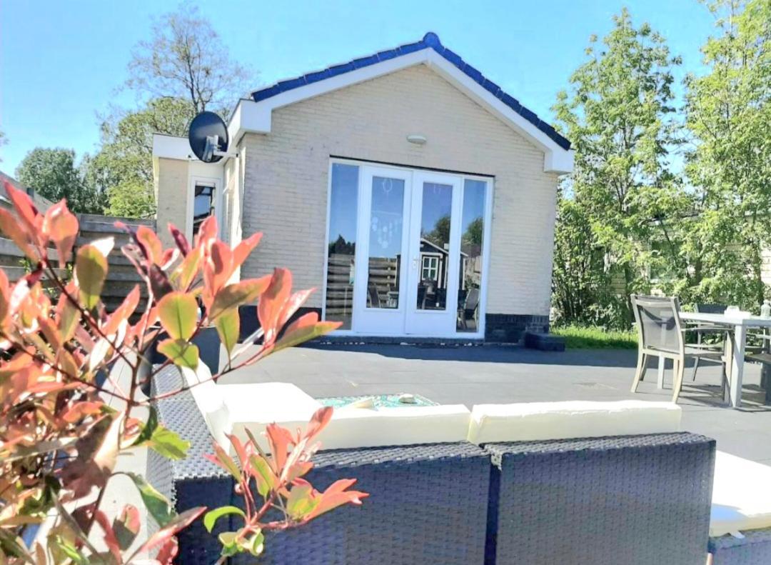 Huisje Britt Met Grote Tuin En Veel Privacy Dirkshorn Dış mekan fotoğraf